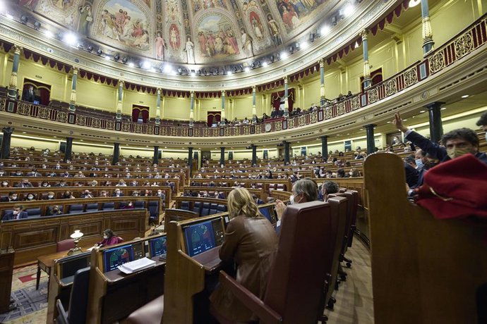Archivo - Sesión plenaria en el Congreso de los Diputados, a 2 de diciembre de 2021, en Madrid (España). El Pleno del Congreso vota este jueves tres decretos leyes que incluyen el nuevo impuesto sobre la plusvalía, un crédito extraordinario a la Seguridad