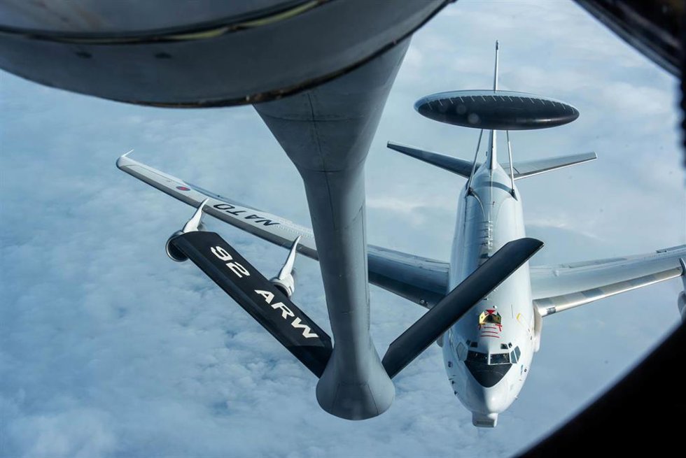 Archivo - Imagen de archivo de un avión centinela E-3 de EEUU durante un proceso de repostaje sobre Rumanía