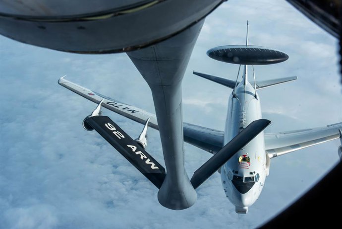 Archivo - December 8, 2022 - Germany - An E-3 Airborne Warning and Control System (AWACS) aircraft, assigned to NATO Air Base Geilenkirchen, Germany, approaches a KC-135 Stratotanker, assigned to the 92nd Air Refueling Wing, Fairchild Air Force Base, Wash