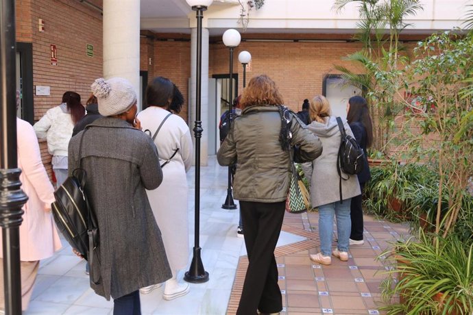 Mujeres atendidas con un programa de capacitación de la Asociación Arrabal-AID y la Junta de Andalucía.