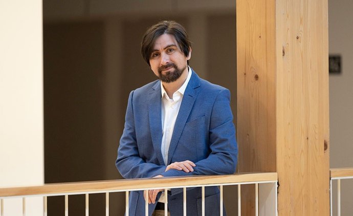 Augusto Vargas González, en el edificio de la Facultad de Ciencias de la Salud de la UPNA.
