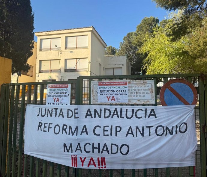 Pancarta y carteles reivindicativos en el colegio Antonio Machado.
