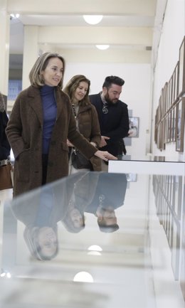 La vicesecretaria de Regeneración Institucional, Cuca Gamarra, visita la exposición 'Vida y sociedad en los archivos de los fotógrafos de Logroño'