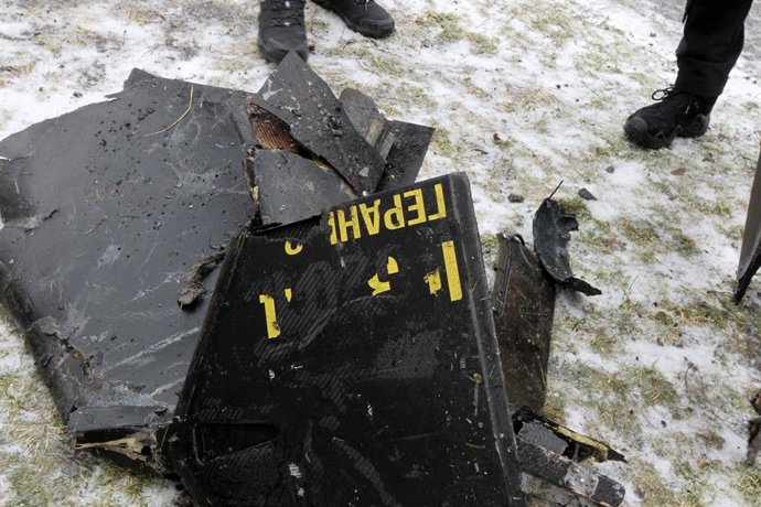 Archivo - February 12, 2026, Dnipro, Ukraine: Two men stand by the fragments of a Russian Shahed/Geran drone lying on the snow-covered ground, Dnipro, Ukraine, February 12, 2026. On February 12, Russian forces struck Dnipro with missiles and drones, causi