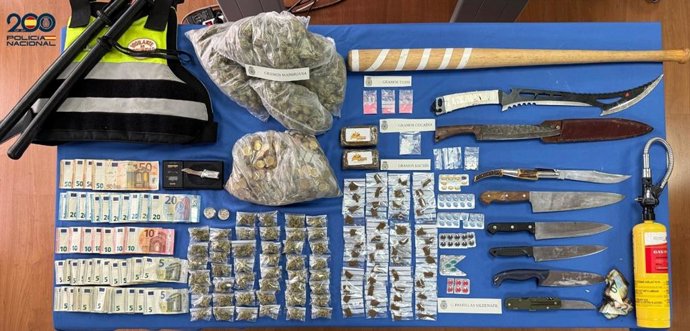 Droga, dinero y objetos incautados por la Policía Nacional en un punto de venta de estupefacintes desmantelado en Son Gotleu.