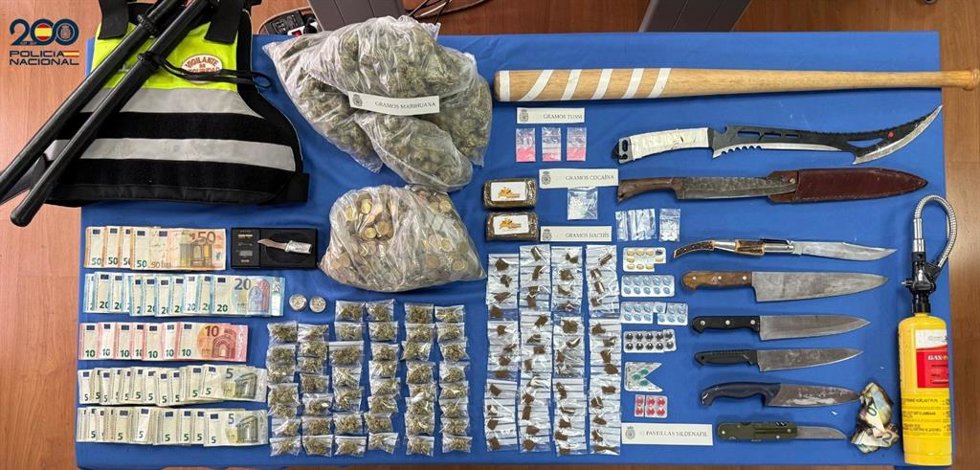Droga, dinero y objetos incautados por la Policía Nacional en un punto de venta de estupefacintes desmantelado en Son Gotleu.