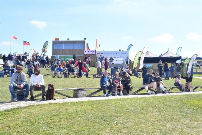 Imagen de archivo de público del campeonato de surf en Tapia de Casariego