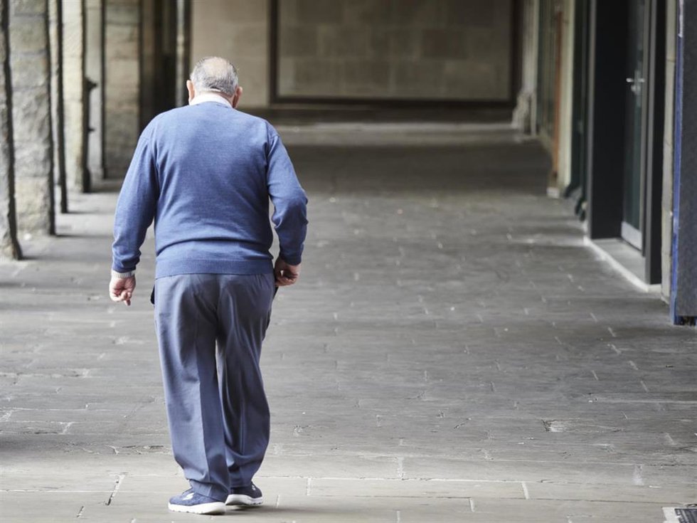 Archivo - Un hombre mayor camina por una galería en el centro de Pamplona.