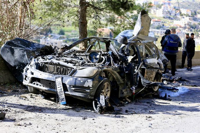 JEZZINE, 29 de março de 2026  -- Esta foto, tirada em 28 de março de 2026, mostra um carro destruído em um ataque aéreo israelense em Jezzine, no sul do Líbano. Israel matou três jornalistas em um ataque aéreo contra um carro que transportava quatro pesso