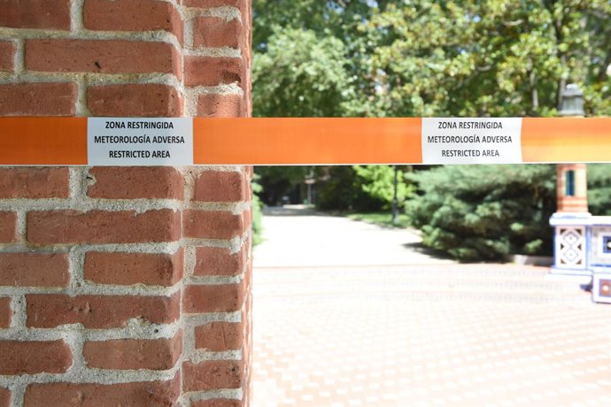 Archivo - Arquivo - Uma fita sinaliza uma área restrita após o fechamento do Parque do Retiro e o cancelamento do primeiro dia da 84ª Feira do Livro de Madri devido ao vento e ao calor, no Parque do Retiro, em 30 de maio de 2025, em Madri (Espanha). O Ret