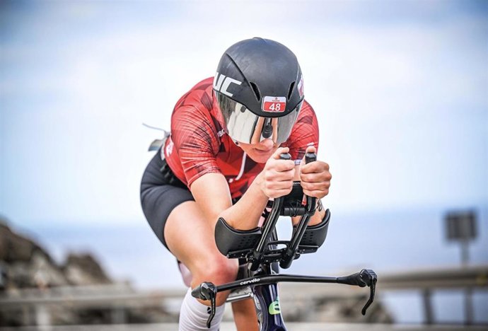 Triatleta participando en el Challenge Mogán Gran Canaria de 2025