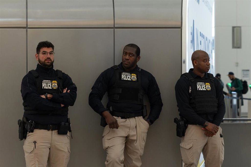 Agentes del ICE desplegados en el aeropuerto de LaGuardia (Nueva York)