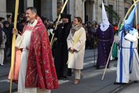 Las procesiones del Domingo de Ramos se abren paso entre las fuertes rachas de viento