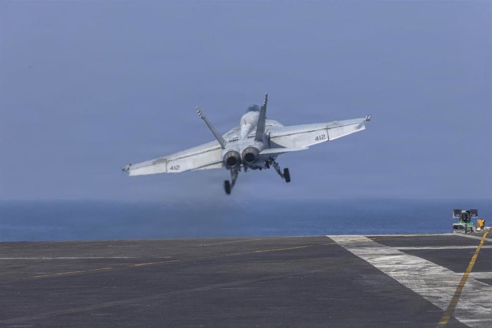 Un avión de combate de Estados Unidos despega del portaaviones Abraham Lincoln 