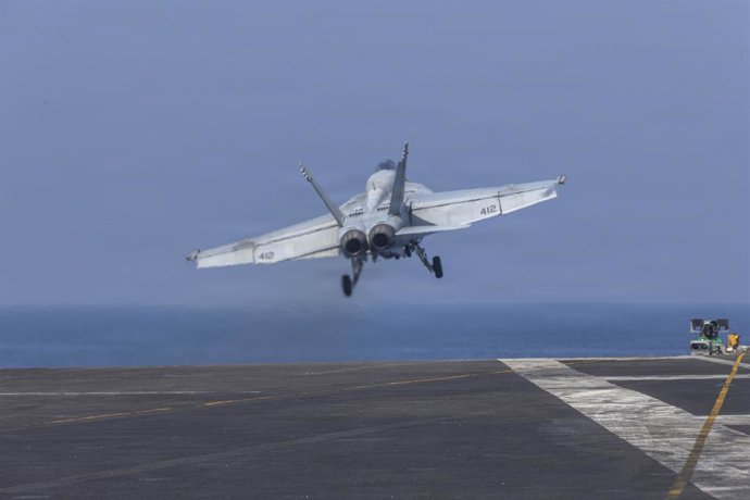 1º de março de 2026, local não revelado, Estados Unidos: Um F/A-18E Super Hornet da Marinha dos Estados Unidos, pertencente ao Esquadrão de Caças de Ataque 151 (Vigilantes), ganha altitude após decolar do convés de voo do porta-aviões da classe Nimitz USS