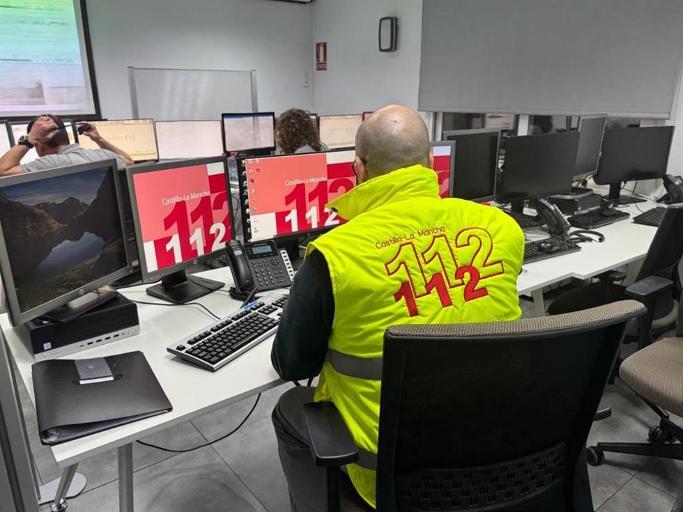 Archivo - Trabajadores del 112.