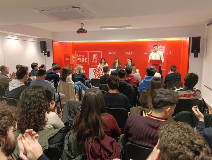 El nuevo secretario general de las Juventudes Socialistas del Alto Aragón, Manuel Díez, se dirige a los asistentes desde el atril.
