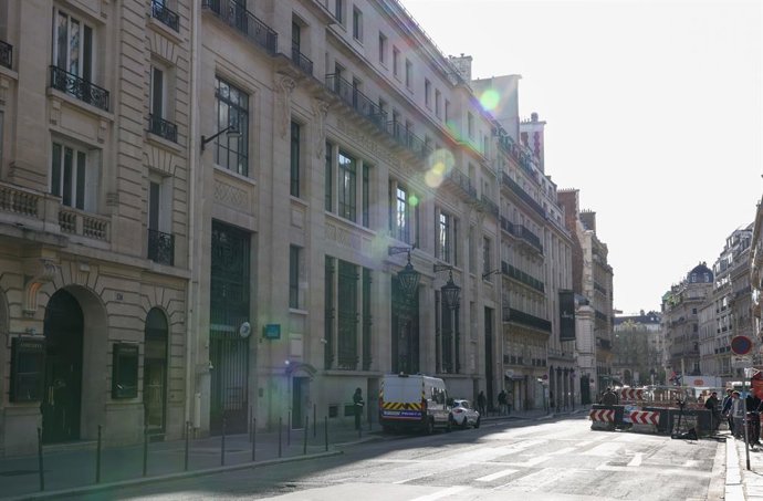 PARIS, 29 de março de 2026  -- Veículos da polícia estacionados em frente à agência do Bank of America em Paris, França, em 28 de março de 2026. Uma tentativa de atentado a bomba foi frustrada na madrugada de sábado em frente à agência do Bank of America 