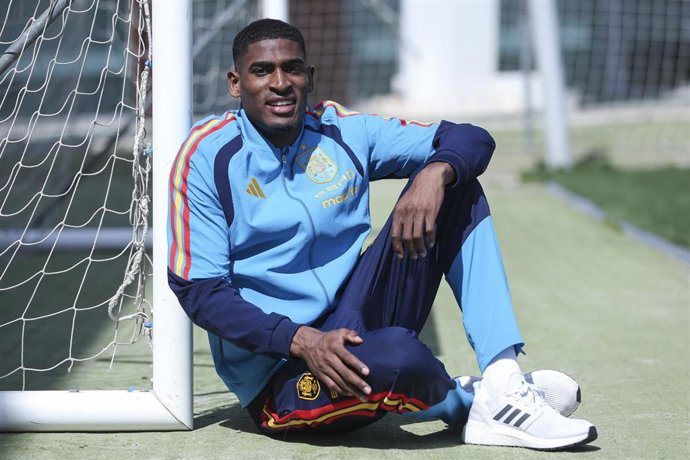 Cristhian Mosquera posa para Europa Press en la Ciudad del Fútbol de Las Rozas (Madrid)