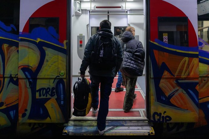 Archivo - Pasajeros suben a un tren de Rodalies (archivo)