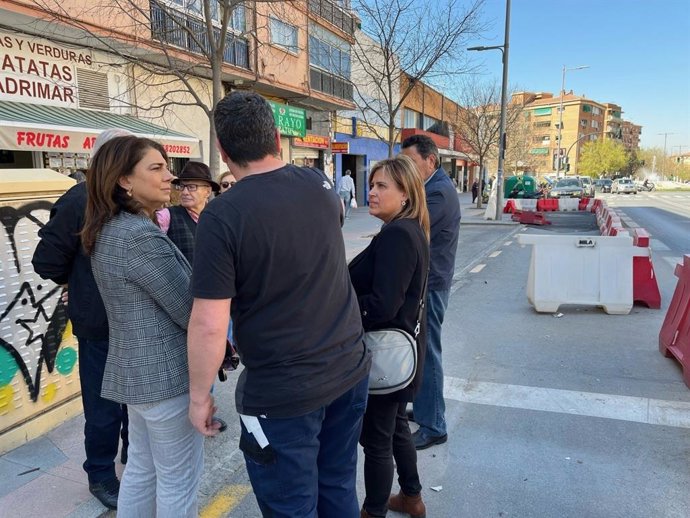 Visita de la portavoz municipal socialista en Granada, Raquel Ruz, al barrio de La Chana.