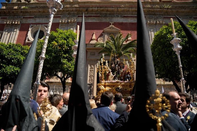 Salida del paso de La Borriquita de la Hermandad del Amor en Sevilla.