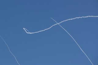 Imagen de archivo de misiles iraníes sobre Israel 