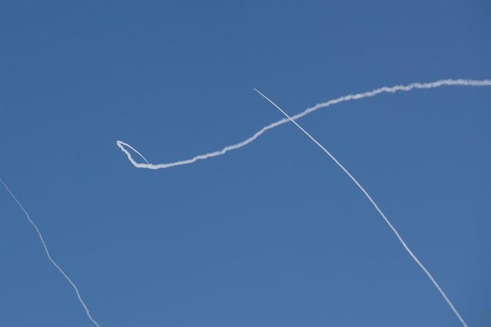 Imagen de archivo de misiles iraníes sobre Israel 