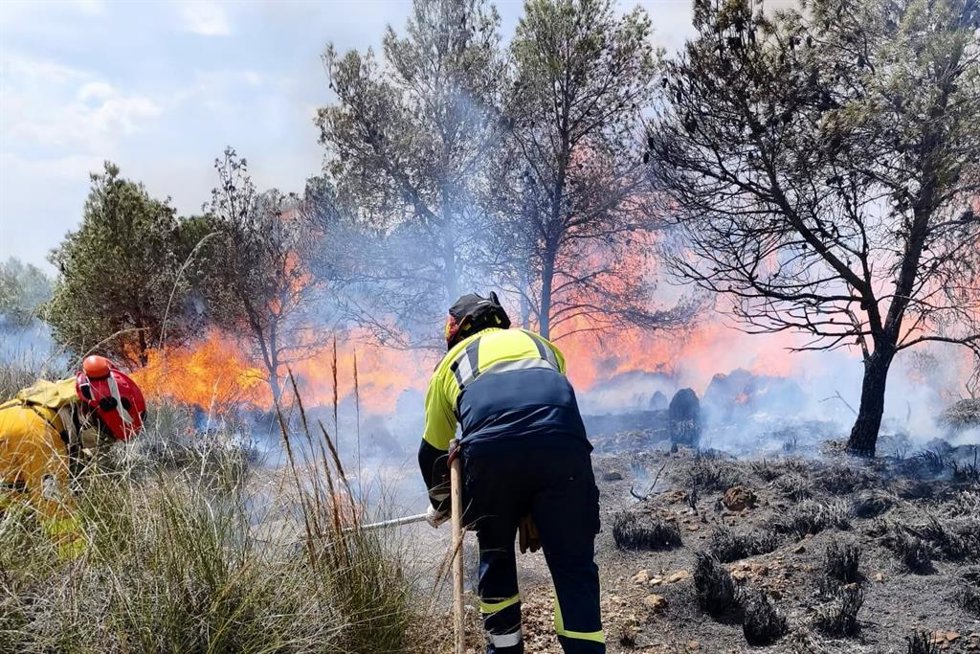 Efectivos del Servicio de Emergencias 112 de Lorca trabajando en el incendio de Sierra Espuña