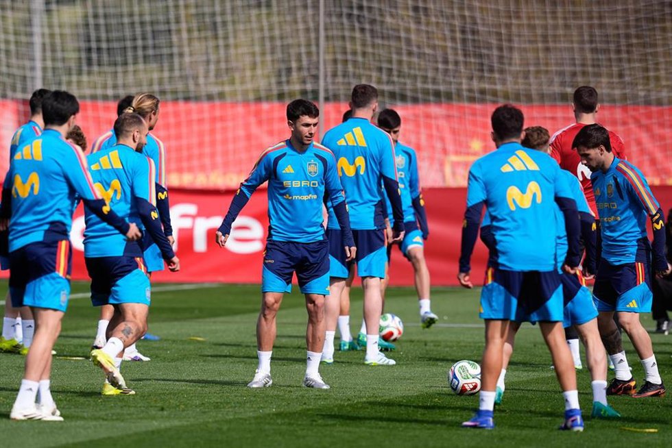 Martín Zubimendi durante un entrenamiento de la selección española de fútbol
