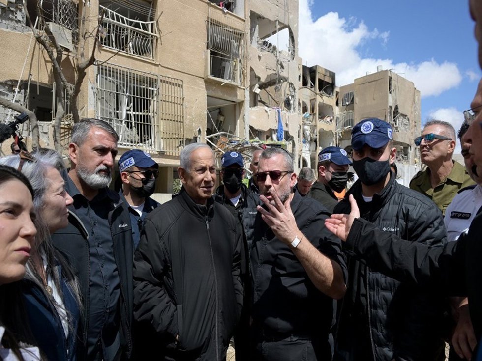 El primer ministro de Israel, Benjamin Netanyahu, visita el lugar del impacto de un ataque iraní en Arad (Israel) a 22 de marzo de 2026