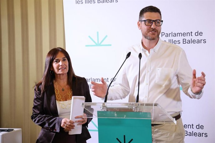 Archivo - La portavoz de VOX en el Parlament balear, Manuela Cañada y el portavoz del PP en el Parlament balear, Sebastià Sagreras. 