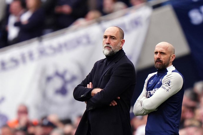 22 March 2026, United Kingdom, London: Tottenham Hotspur manager Igor Tudor (L) stands on the touchline during the English Premier League soccer match between Tottenham Hotspur and Nottingham Forest at Tottenham Hotspur Stadium. Photo: Bradley Collyer/PA 