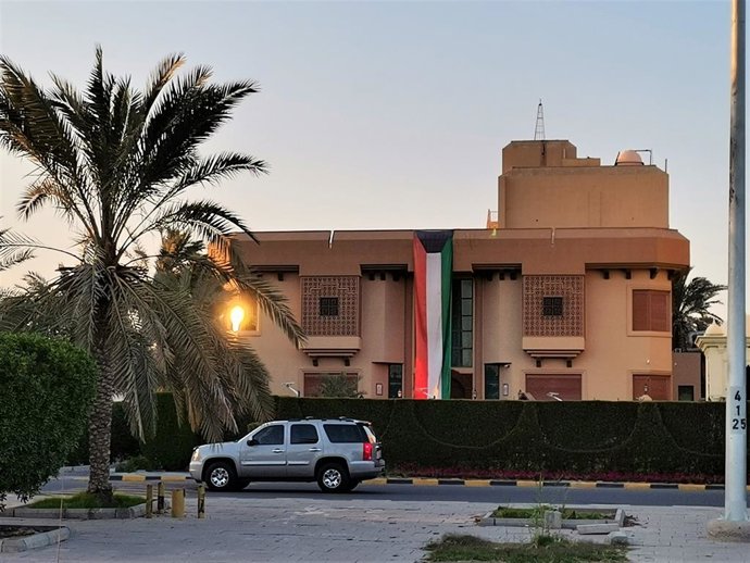 Archivo - (210225) -- KUWAIT CITY, Feb. 25, 2021 (Xinhua) -- A building decorated with a Kuwaiti flag is seen in Kuwait City, Kuwait, on Feb. 25, 2021. Kuwaitis celebrate their national and liberation days on Feb. 25 and Feb. 26 every year. This year, Kuw