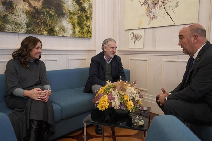 Beatriz Escudero, Andrés Ortega y Miguel Ángel de Vicente durante el encuentro institucional que la Federación Empresarial Segoviana y la Diputación de Segovia han mantenido esta semana en el Palacio Provincial.