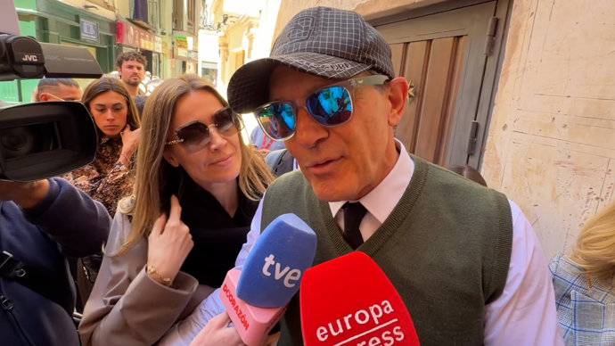Antonio Banderas a su llegada a la Iglesia de San Juan Bautista.