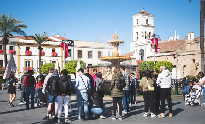 Archivo - Turistas en Mérida durante la Semana Santa