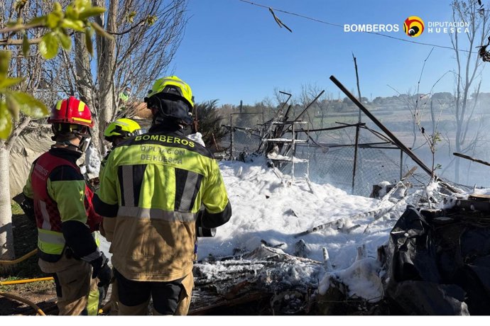 Los Bomberos de la DPH en el incendio que se ha producido este domingo junto a la vía férrea en Monzón.