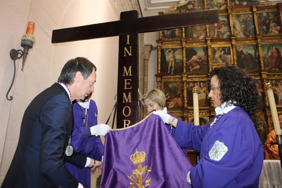 El manto de la Cofradía del Santo Cristo del Consuelo y Santa María Magdalena de Tarazona que sera donado a la Virgen del Pilar.