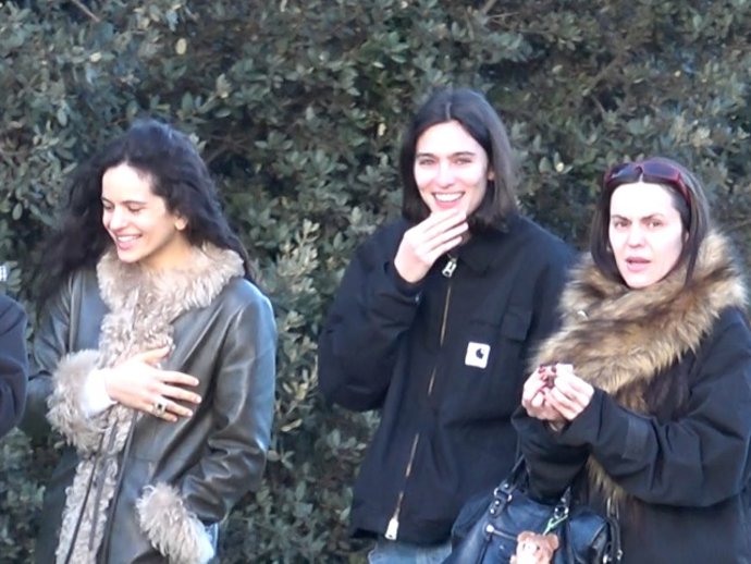 Rosalía disfruta de un agradable paseo junto a una amigas entre las que se encuentra Loli Bahía