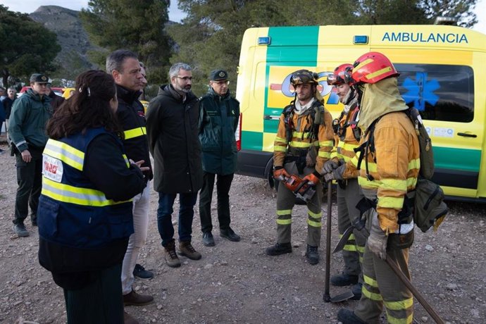 El consejero Marcos Ortuño y el delegado del Gobierno, Francisco Lucas, con la UME