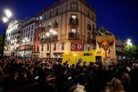 Una ambulancia atraviesa la avenida de la Constitución durante el tránsito de las cofradías en Sevilla