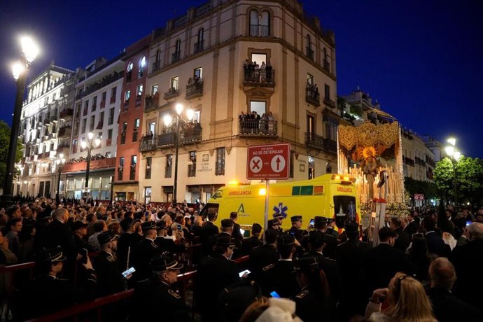 Secuencia de la ambulancia del 061 por la avenida de la Constitución esquina con calle Alemanes.