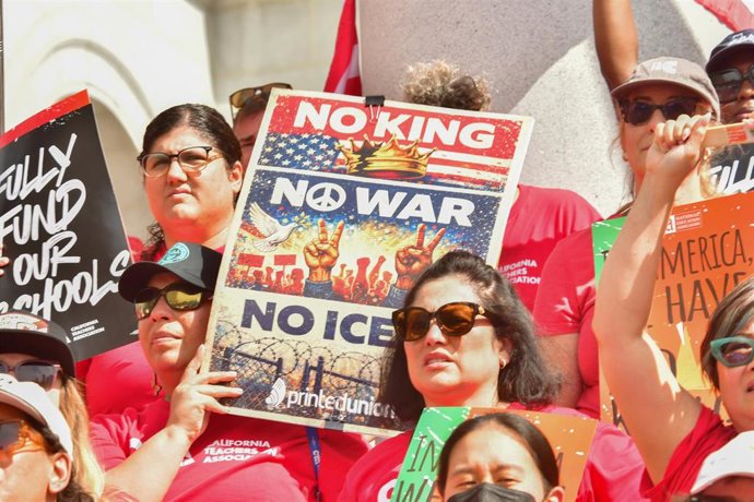 Manifestación del movimiento Sin Reyes, No Kings, en Los Ángeles, California