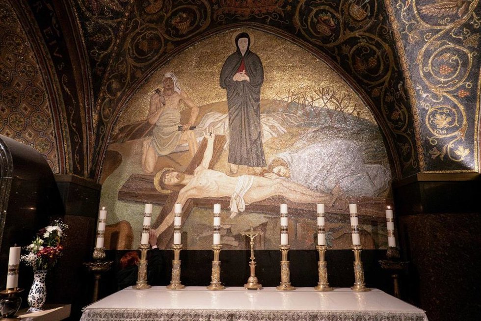 Archivo - Fieles cristianos rezan en la iglesia del Santo Sepulcro. Imagen de archivo