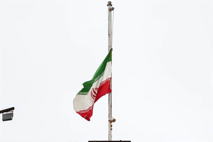 RÚSSIA, MOSCOU - 1º DE MARÇO DE 2026: A bandeira nacional está hasteada a meio mastro na Embaixada do Irã em sinal de luto pela morte do Líder Supremo Ali Khamenei, ocorrida em um ataque aéreo a Teerã em 28 de fevereiro