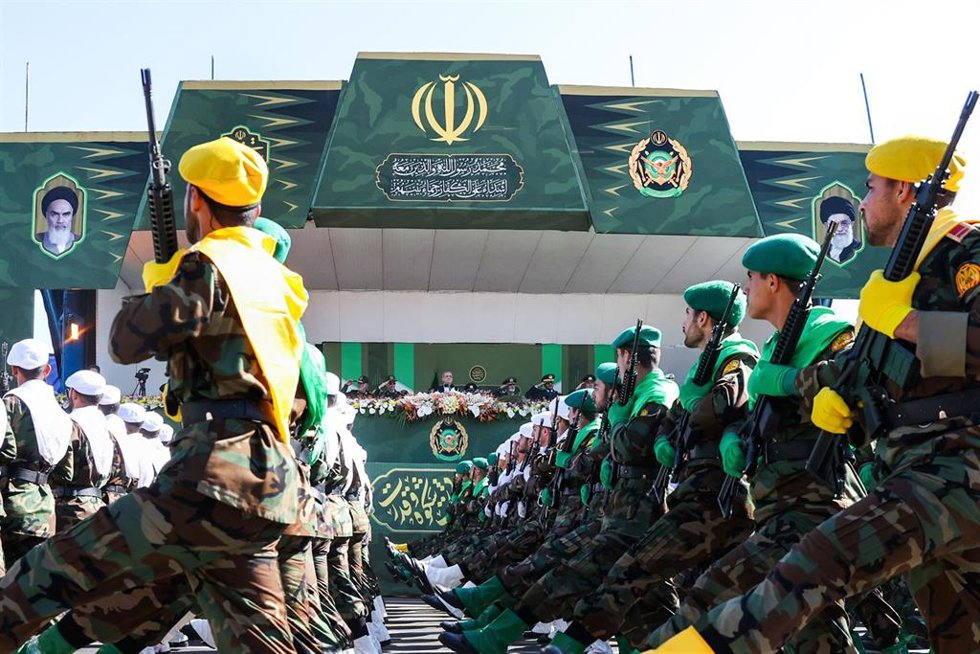Archivo - Soldados iraníes participan en un desfile durante la celebración anual del Día del Ejército frente al santuario del difunto fundador de la revolución islámica, el ayatolá Jomeini, en el sur de Teherán