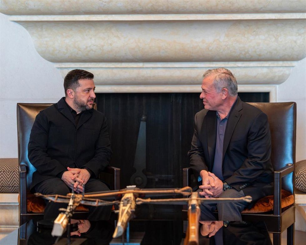 El presidente de Ucrania, Volodimir Zelenski, junto al rey de Jordania, Abdulá II, en Amán, Jordania