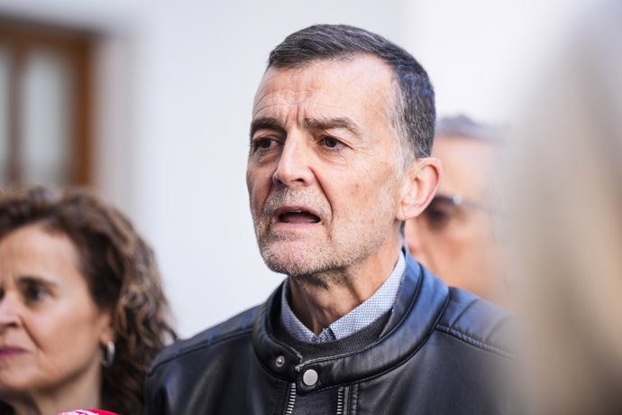 El coordinador federal de IU y candidato de Por Andalucía a la Presidencia de la Junta, Antonio Maíllo, atiende a los medios de comunicación  en el Parlamento de Andalucía, a 17 de marzo de 2026 en Sevilla (Andalucía, España).