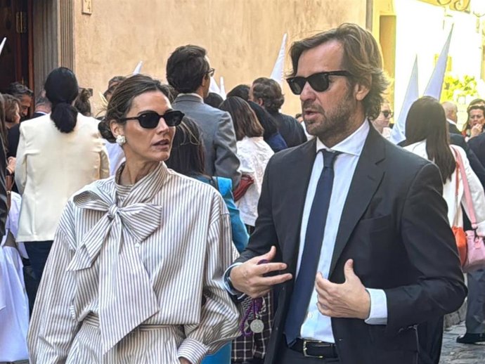 Amaia Salamanca y Rosauro Varo antes de la procesión de Domingo de Ramos en Sevilla
